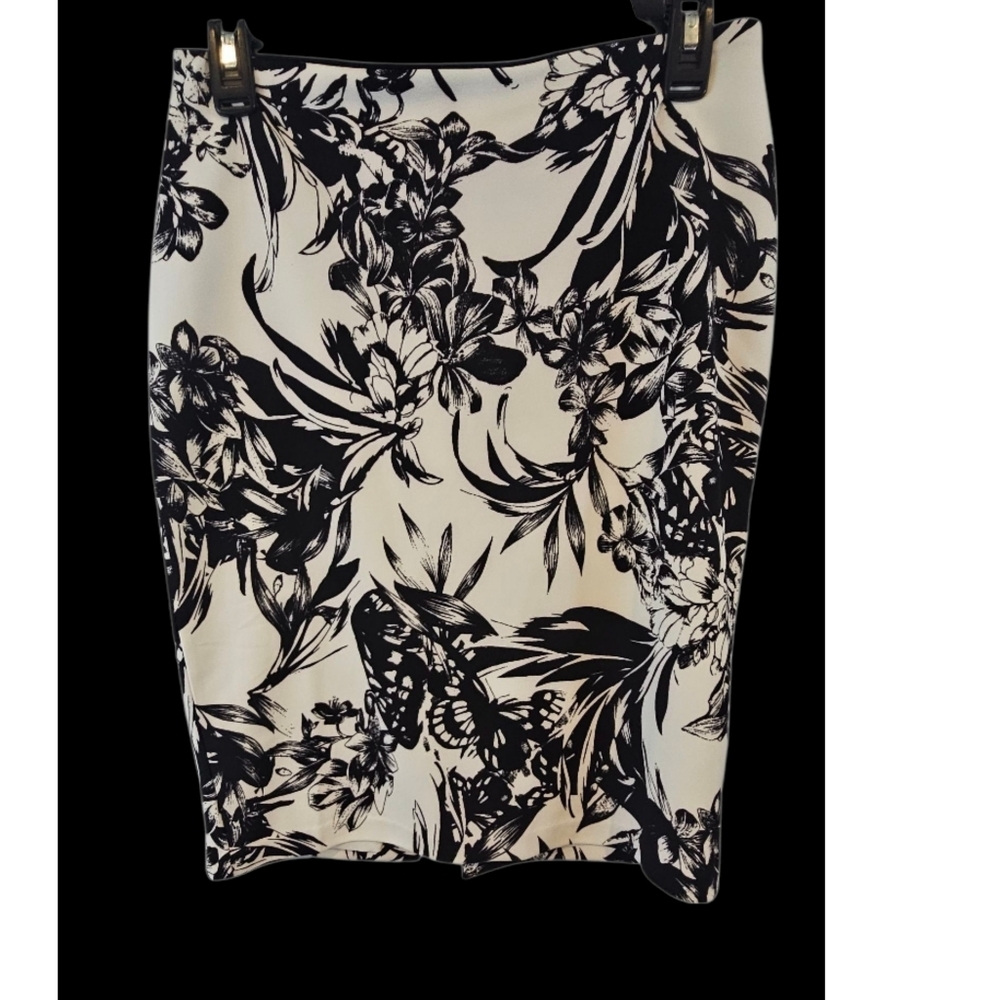3/$25 White House Black Market Size 4 Black and White Floral Pencil Skirt